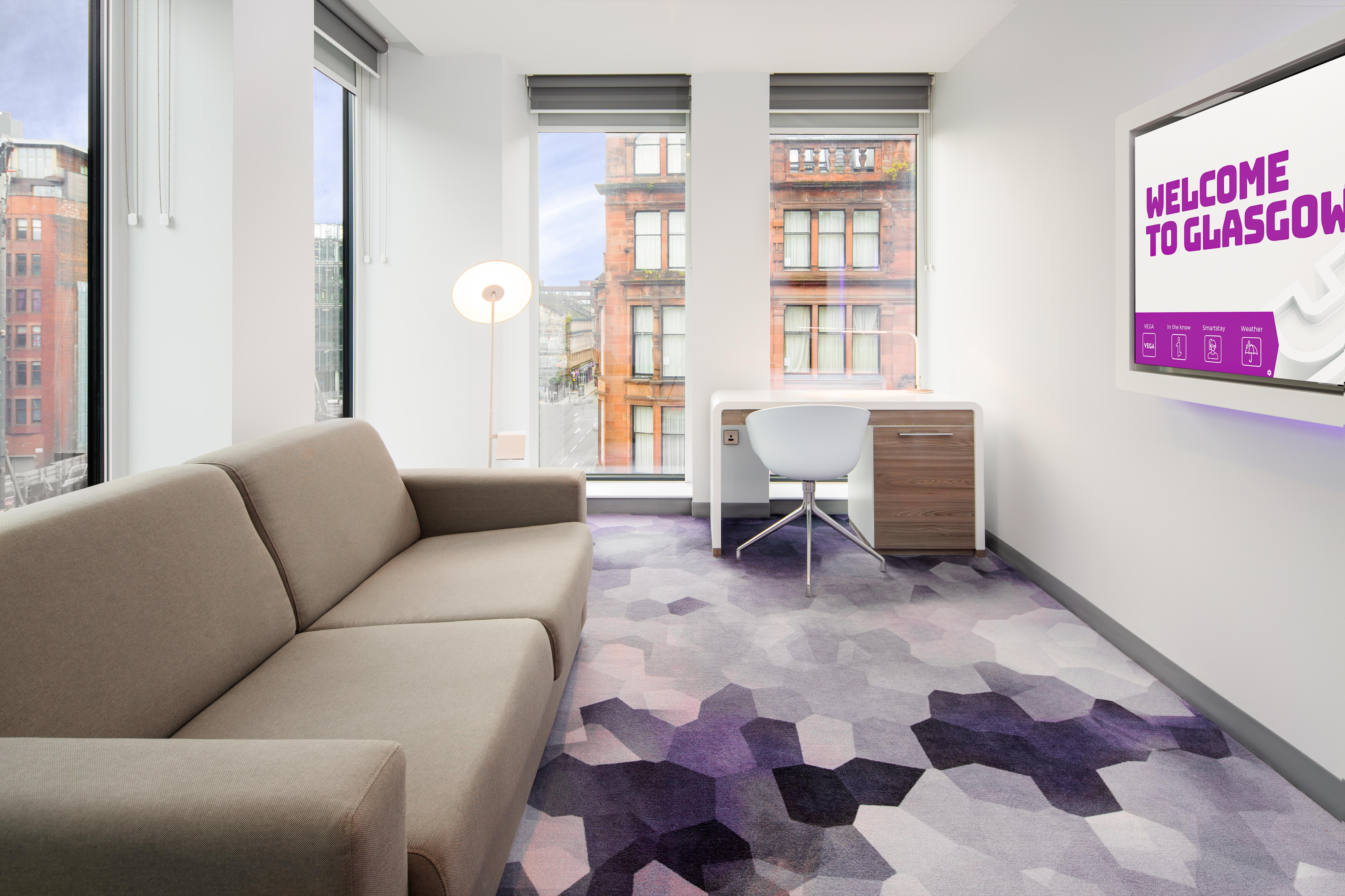 Yotel Glasgow Exteriér fotografie A room at the new Edinburgh Holiday Inn Express