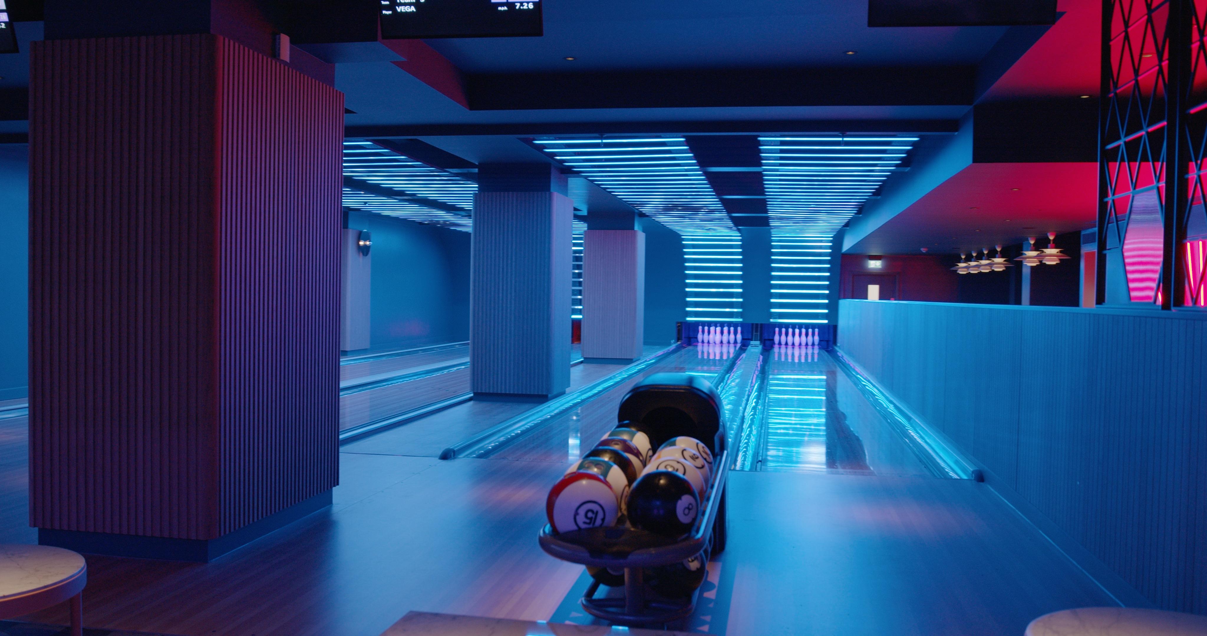 Yotel Glasgow Exteriér fotografie The interior of the bowling alley at the hotel