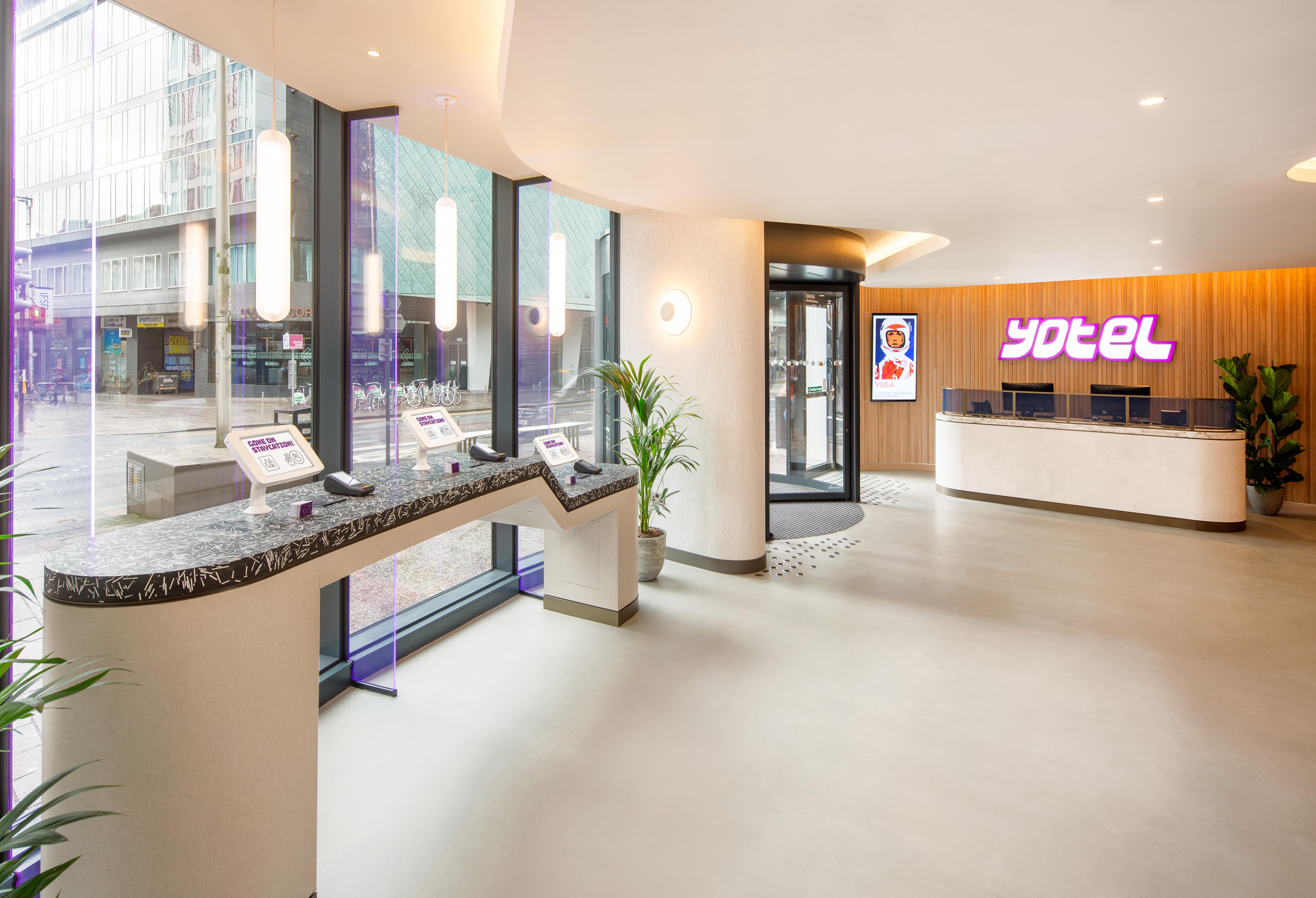 Yotel Glasgow Exteriér fotografie Reception desk of a Yotel in London