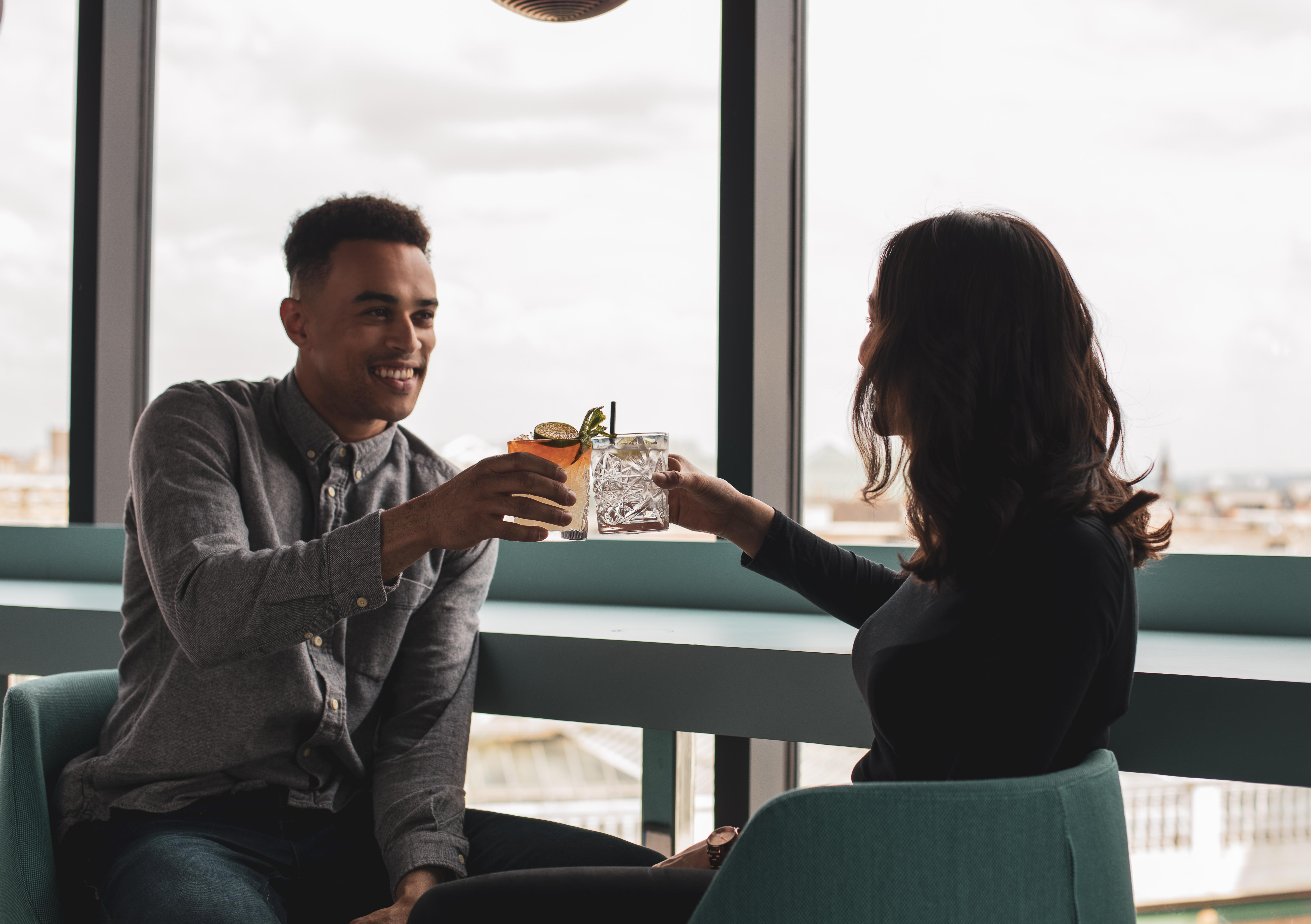 Yotel Glasgow Exteriér fotografie A couple having drinks together.