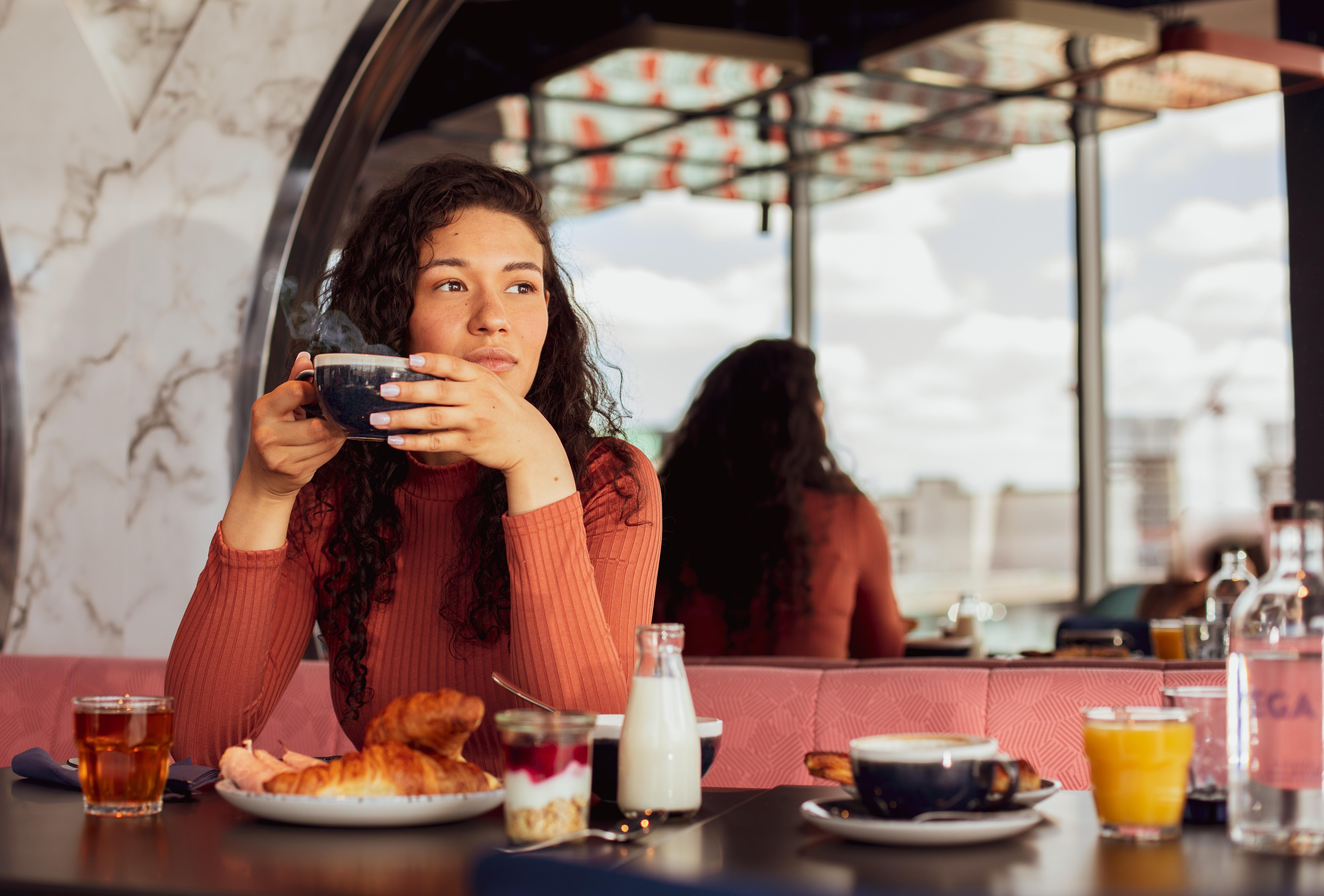 Yotel Glasgow Exteriér fotografie A woman having breakfast at a cafe.