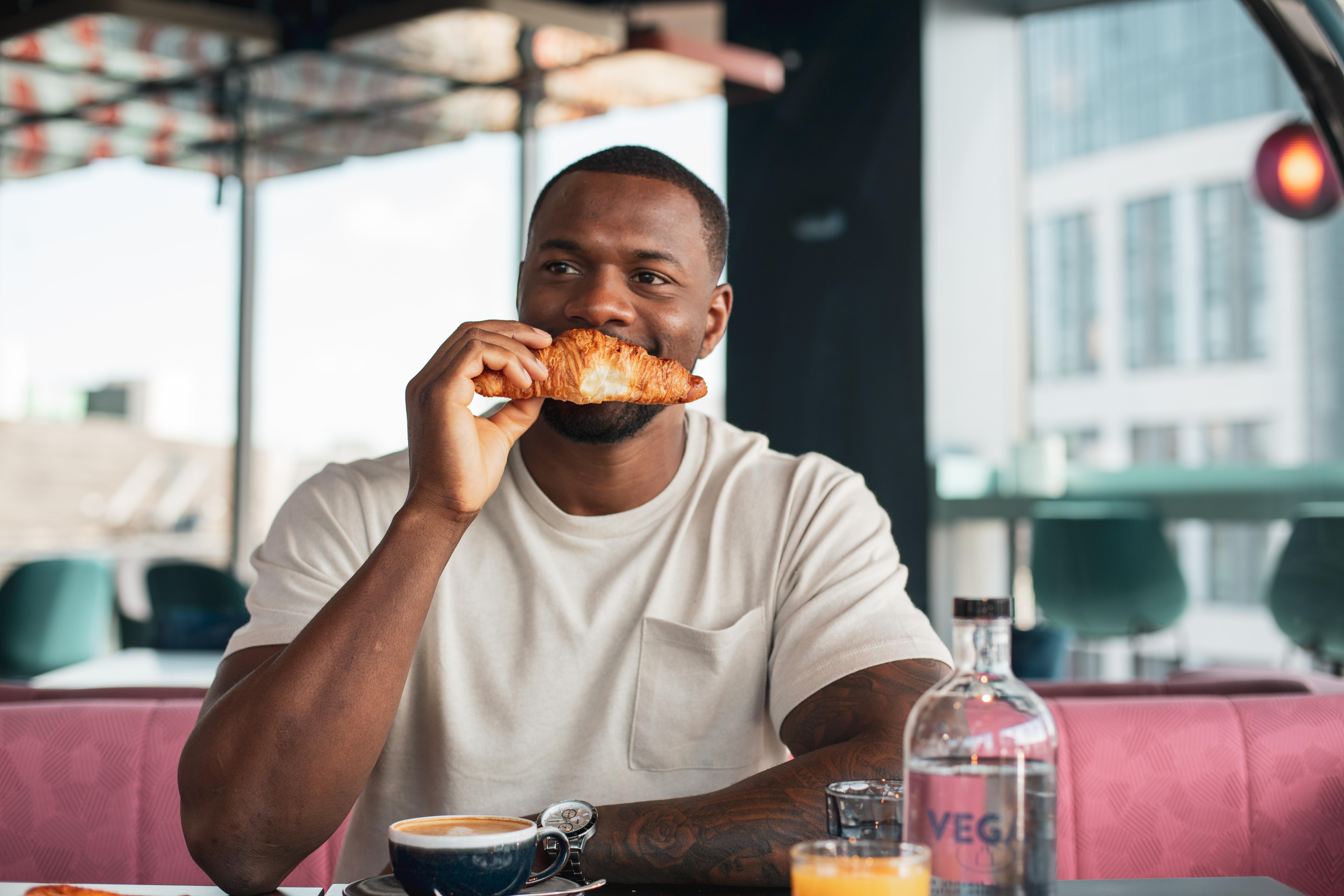 Yotel Glasgow Exteriér fotografie Photo of a man eating a croissant