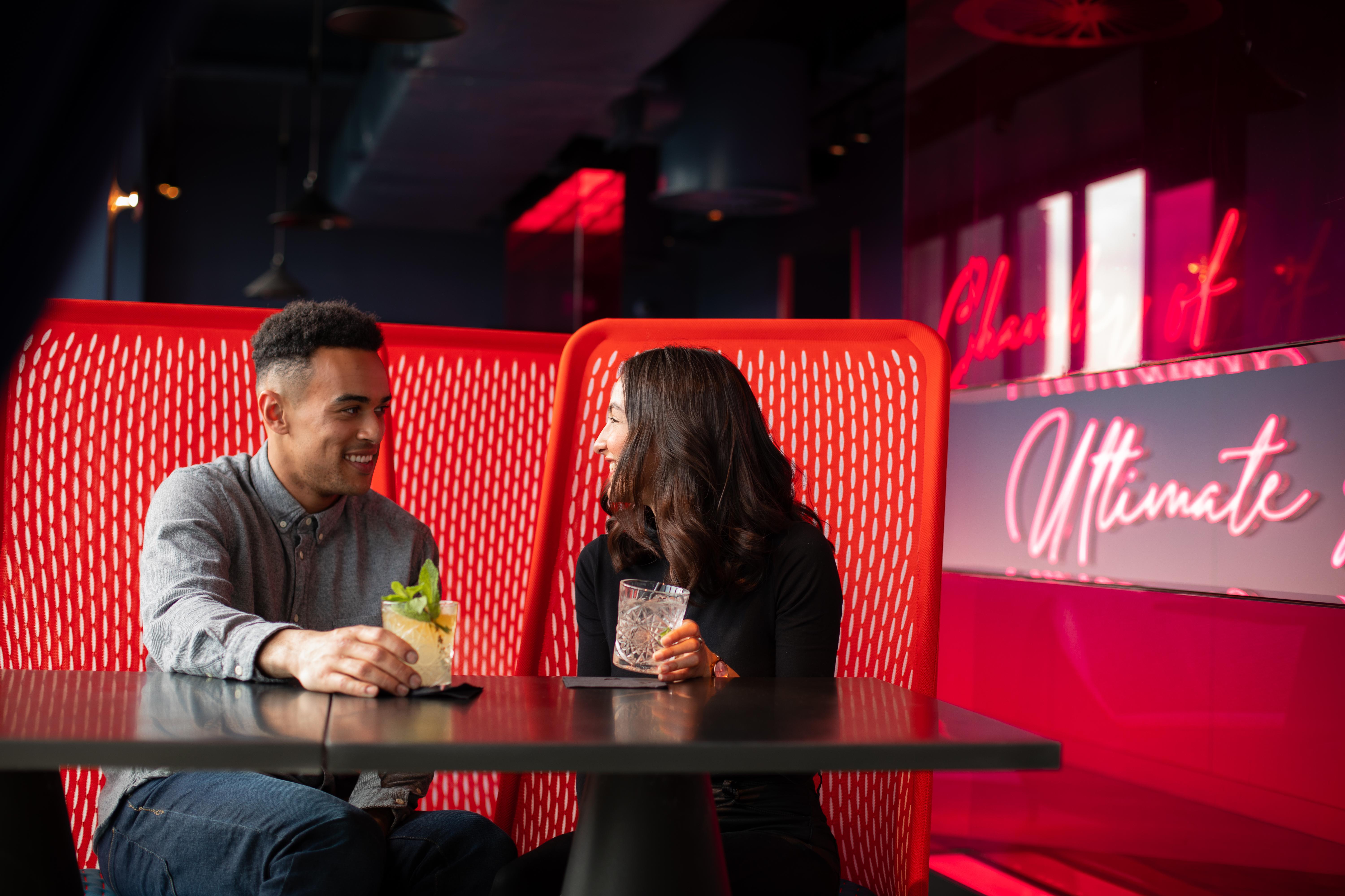 Yotel Glasgow Exteriér fotografie Photo of couple sitting in booth with drinks