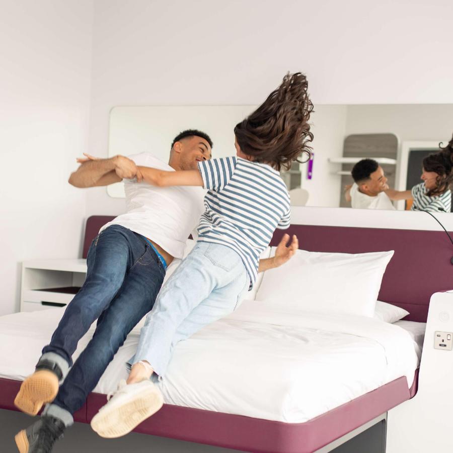 Yotel Glasgow Exteriér fotografie "I'm not a fan of the bed."